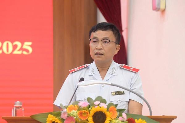 Bước chân lặng thầm phía sau thể chế