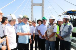 Bộ trưởng Xây dựng kiểm tra công trường dự án Cầu Rạch Miễu 2