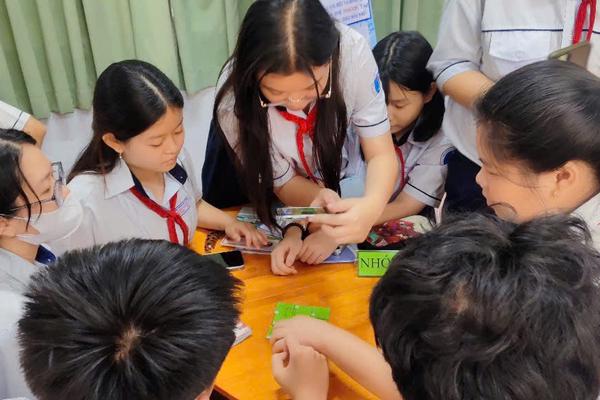 Cấm học sinh dùng điện thoại ở trường: Phụ huynh ủng hộ nhưng còn băn khoăn