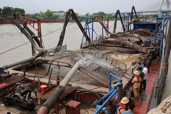 Ninh Bình: Tạm giữ tàu khai thác cát trái phép trên sông Đào để điều tra theo quy định