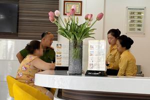 Nhân viên ngân hàng phải gọi công an để ngăn người phụ nữ chuyển tiền cho nhóm lừa đảo