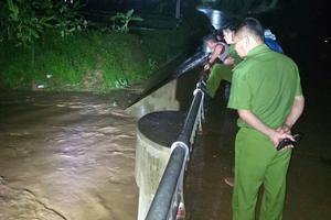 Phú Thọ: Xuyên đêm tìm nạn nhân bị lũ cuốn trôi