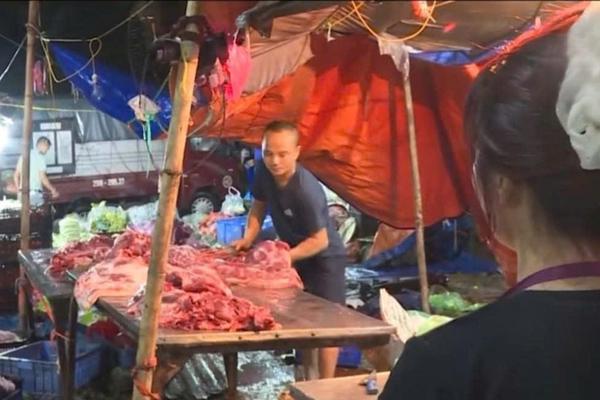 Vì sao thực phẩm bẩn vẫn "tuồn" ra thị trường?