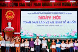 Trưởng Ban Tuyên Giáo và Dân vận Trung ương tặng quà gia đình chính sách tại xã Đô Lương