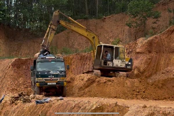 Khai thác đất trái phép giữa ban ngày: Pháp luật mờ dần theo vệt bánh xe tải
