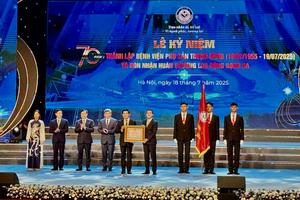 Bệnh viện Phụ sản Trung ương đón nhận Huân chương Lao động hạng Ba