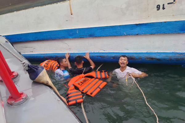 Lực lượng công an tham gia khắc phục hậu quả vụ lật tàu ở Quảng Ninh