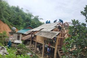 Thanh Hoá: Mưa dông tốc mái nhiều nhà dân và công sở