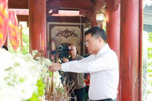 Trưởng ban Tổ chức Trung ương dâng hương tưởng niệm các Anh hùng liệt sĩ tại Nghệ An