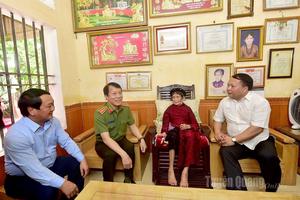 Bộ trưởng Bộ Công an Lương Tam Quang thăm, tặng quà Mẹ Việt Nam Anh hùng tại Tuyên Quang
