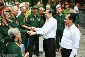 Chủ tịch Quốc hội thăm gia đình có công với cách mạng tại Thái Nguyên