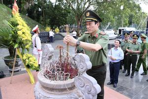 Bộ trưởng Bộ Công an dâng hương tại Khu di tích Nha Công an Trung ương
