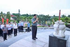 Thủ tướng Phạm Minh Chính tri ân các Anh hùng liệt sĩ, thăm gia đình chính sách tại An Giang