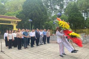 Cao Bằng: Phó Chủ tịch Quốc hội Nguyễn Đức Hải thăm, tặng quà gia đình chính sách, người có công tại xã Đông Khê