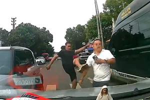 Cộng đồng mạng phẫn nộ trước hành động bạo lực của tài xế sau va chạm giao thông