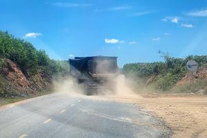 Quảng Trị: Bụi mù từ những chuyến xe và nỗi bất an của người dân vùng nông thôn