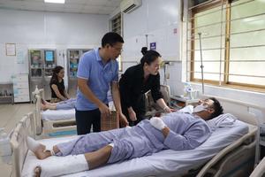 Hơn 2 tỉ đồng hỗ trợ nạn nhân vụ lật tàu trên Vịnh Hạ Long