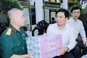 Thanh Hoá: Bí thư Tỉnh uỷ thăm và tặng quà các gia đình chính sách