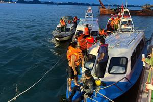 Những hình ảnh chạm đến trái tim từ vụ lật tàu ở Hạ Long