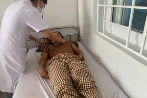 Đắk Lắk: Sau khi ăn bánh mì, hàng chục người dân bị đau bụng, tiêu chảy, phải nhập viện cấp cứu