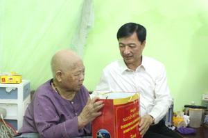 Chủ nhiệm Ủy ban Kiểm tra Trung ương thăm, tặng quà gia đình người có công tỉnh Lạng Sơn