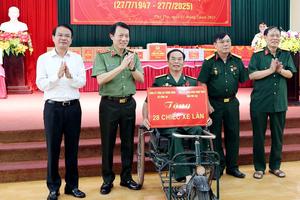 Đại tướng Lương Tam Quang thăm, tặng quà tại Trung tâm Điều dưỡng người có công tỉnh Phú Thọ