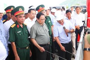 Thủ tướng Phạm Minh Chính kiểm tra Dự án thành phần 1, cao tốc Châu Đốc - Cần Thơ - Sóc Trăng