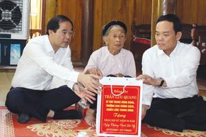 Ông Trần Lưu Quang thăm, tặng quà gia đình chính sách tại Lào Cai