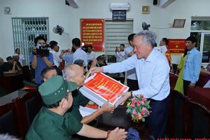 Phó Thủ tướng Thường trực Nguyễn Hòa Bình tặng quà các gia đình chính sách tại Thanh Hóa