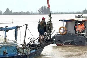 Thanh Hoá: Bộ đội Biên phòng cứu hộ kịp thời các phương tiện chết máy khi vào bờ tránh trú bão số 3