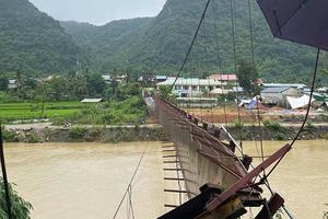 Điện Biên: Đứt cáp cầu treo, ô tô chở 3 người rơi xuống sông