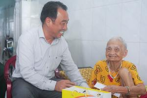 Chủ tịch UBND tỉnh Vĩnh Long thăm và tặng quà cho Mẹ Việt Nam anh hùng