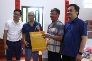 Lãnh đạo Uỷ ban MTTQ tỉnh Cao Bằng thăm, tặng quà gia đình chính sách nhân dịp 27/7