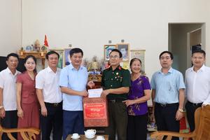 Lãnh đạo tỉnh Điện Biên thăm hỏi, tặng quà gia đình chính sách, người có công