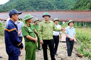 Lãnh đạo tỉnh Điện Biên kiểm tra hiện trường cầu treo bị đứt cáp làm ô tô rơi xuống sông