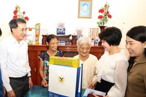 Thứ trưởng Bộ Y tế Trần Văn Thuấn tri ân gia đình thương binh, liệt sĩ tại Hưng Yên