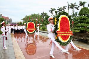 Thường trực Ban Bí thư Trần Cẩm Tú dâng hương tại Đài tưởng niệm các Anh hùng liệt sỹ thành phố Hải Phòng