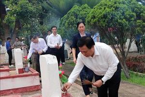 Ông Nguyễn Xuân Thắng, Giám đốc Học Viện Chính trị Quốc gia Hồ Chí Minh thăm, tặng quà gia đình chính sách tiêu biểu