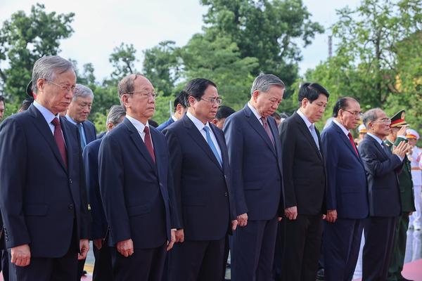 Lãnh đạo Đảng, Nhà nước vào Lăng viếng Bác, tưởng niệm các anh hùng liệt sĩ Lãnh đạo Đảng, Nhà nước vào Lăng viếng Bác, tưởng niệm các anh hùng liệt sĩ