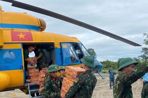 Nghệ An: Máy bay quân sự tiếp sức đồng bào nơi rốn lũ