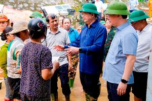 Phó Thủ tướng Mai Văn Chính động viên và chia sẻ cùng đồng bào vùng lũ Nghệ An