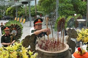 Thượng tướng Lê Huy Vịnh dâng hương tại Nghĩa trang Liệt sĩ Quốc gia Vị Xuyên