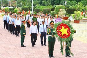 Phó Thủ tướng Chính phủ Bùi Thanh Sơn đến viếng Nghĩa trang Liệt sỹ