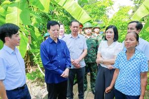 Phó Thủ tướng Mai Văn Chính thăm, tặng quà các gia đình sống trong vùng có nguy cơ bị ảnh hưởng bởi thiên tai