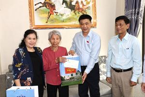 Phó Chủ tịch Quốc hội Vũ Hồng Thanh thăm và tặng quà gia đình chính sách tại Lai Châu