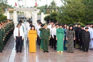 Lãnh đạo tỉnh Vĩnh Long viếng Nghĩa trang liệt sĩ tại tỉnh Bến Tre (cũ)