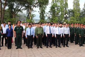 Phó Thủ tướng Chính phủ Nguyễn Chí Dũng dâng hoa, dâng hương viếng Nghĩa trang liệt sỹ Hòn Dung