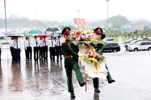 Lãnh đạo tỉnh Sơn La dâng hoa, dâng hương Tượng đài Bác Hồ và tưởng niệm các Anh hùng liệt sĩ