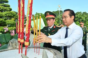 Lãnh đạo TP HCM viếng và dâng hương tại Nghĩa trang Liệt sĩ TP HCM
