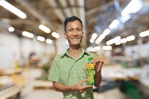 Giải khát với Trà Xanh Không Độ, một công nhân trúng 100 triệu đồng